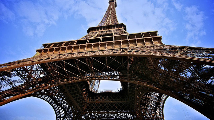 tour-eiffel-paris-dessous.jpg