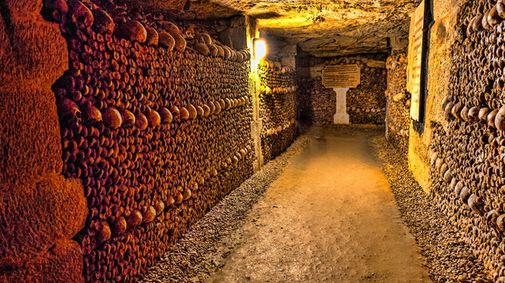 catacombes-de-paris-couloir.jpg