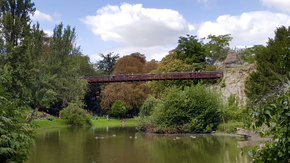 El lago de las Buttes-Chaumont